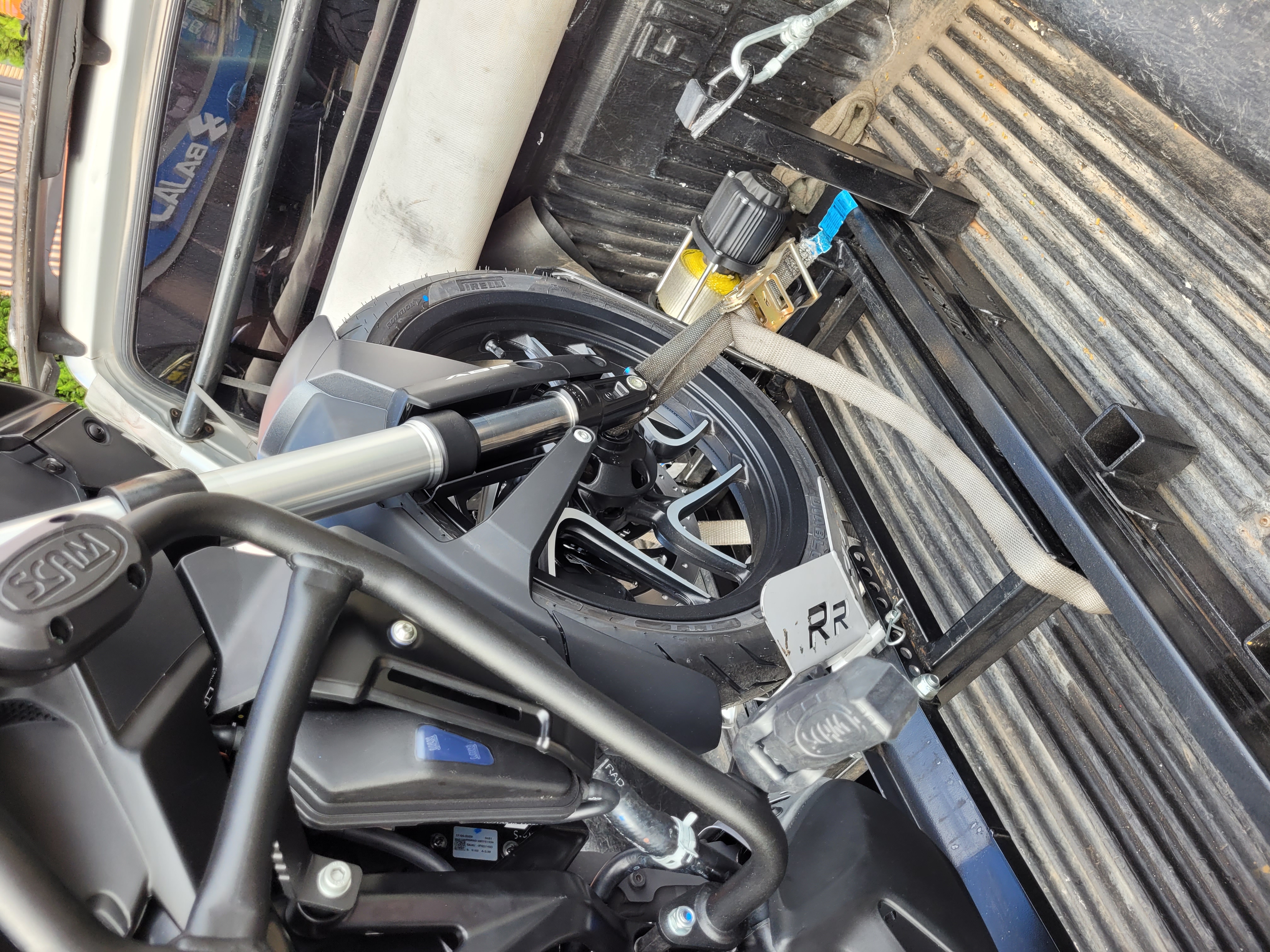Moto fixada na caçamba da pick-up